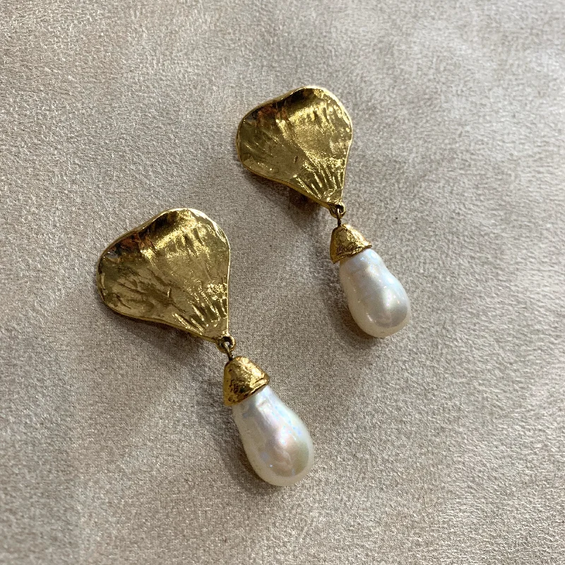 Ladies wave curl earrings -YSL gold pearl drop clip on earring