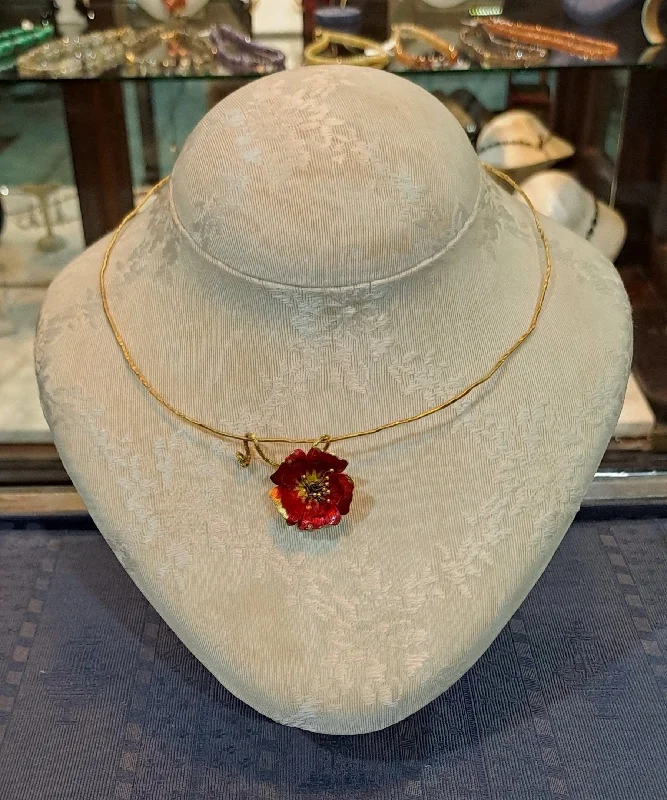 Ladies Necklaces with Fringe Shine-Necklace in 18k gold and a flower pendant with enamel