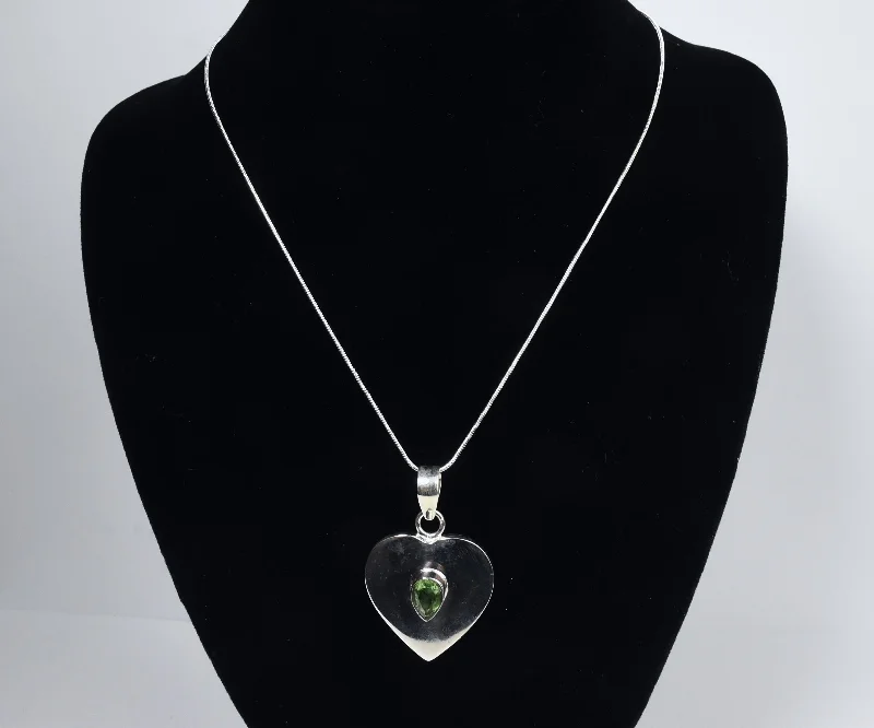 Ladies Necklaces Ethnic Shine-Sterling Silver Heart Peridot Pendant on Sterling Silver Chain Necklace