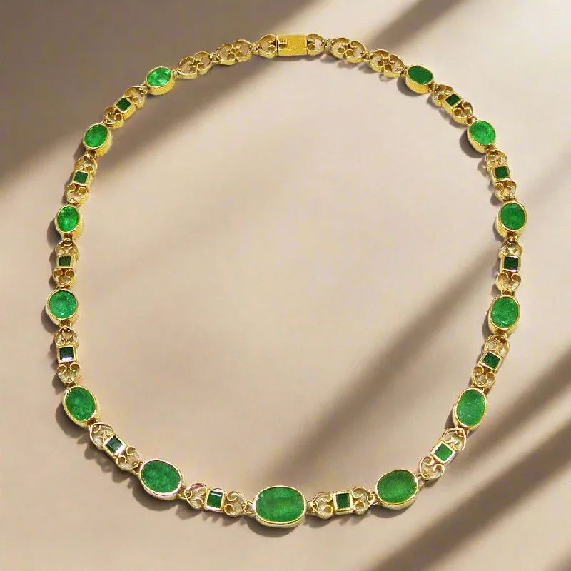 Ladies Necklaces with Star Spark-Necklace in 18k gold Perforated with Zambian emeralds